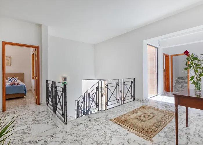 Luxurious With Pool Is-Swieqi