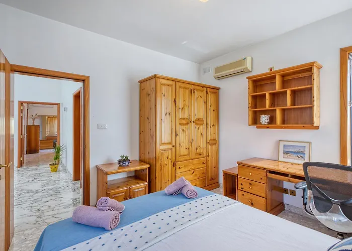 Luxurious With Pool Is-Swieqi