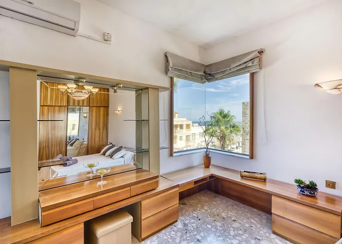 Luxurious With Pool * Is-Swieqi