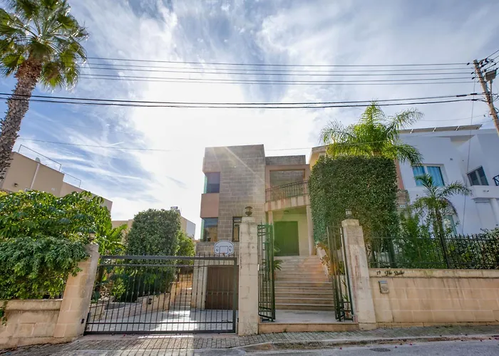 Luxurious With Pool Is-Swieqi