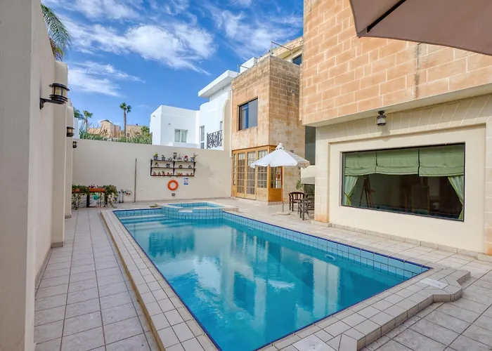 Luxurious With Pool Is-Swieqi