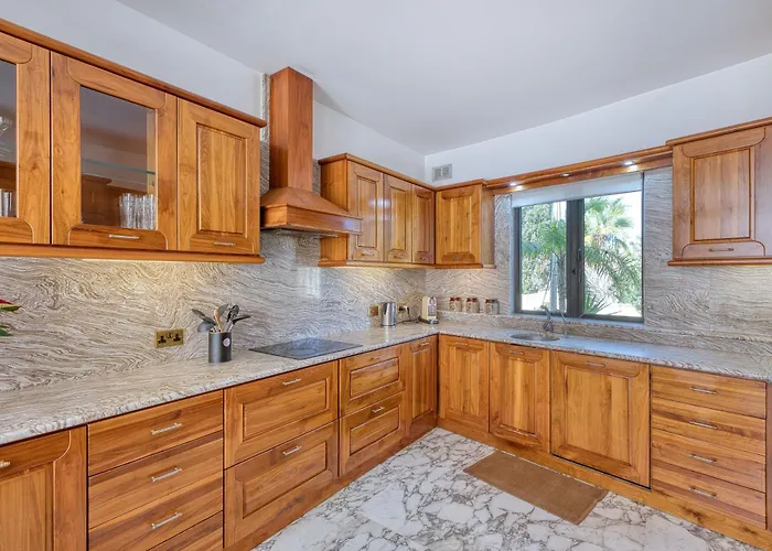 Luxurious With Pool Is-Swieqi